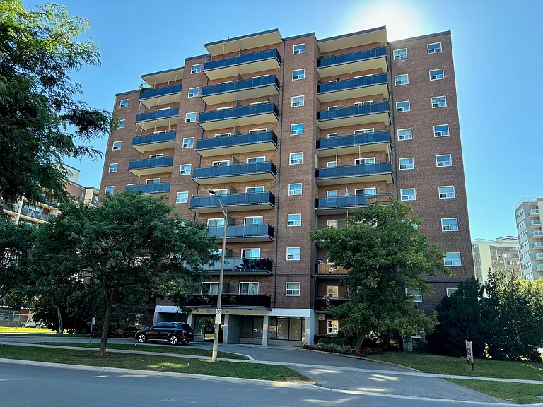 90 Paisley Blvd W — Photo 2