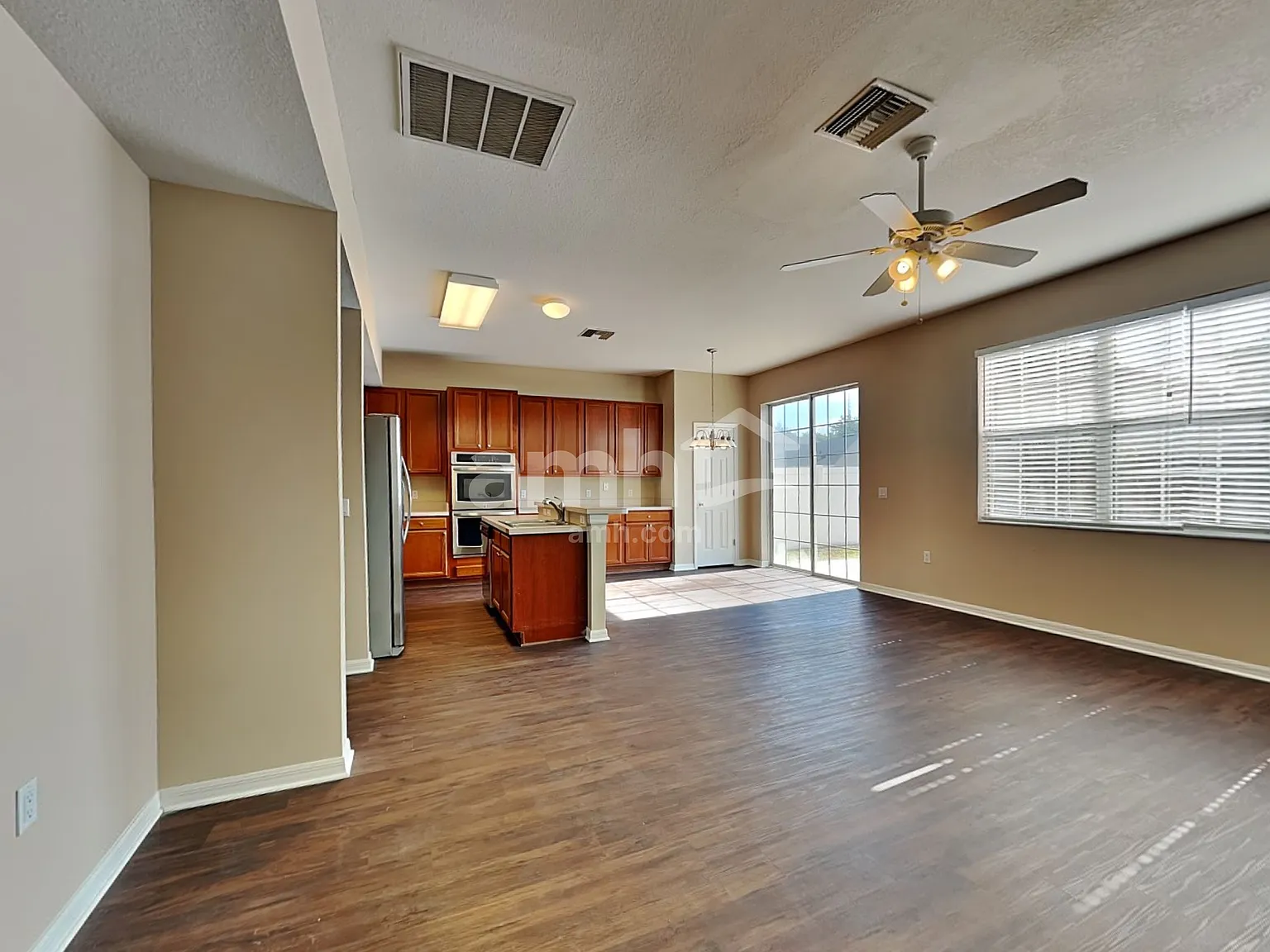 6 bed, 2.5 bath, 2895 sqft, $2,810 — Photo 3