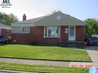 18340 S Ash Ave, Eastpointe, MI 48021