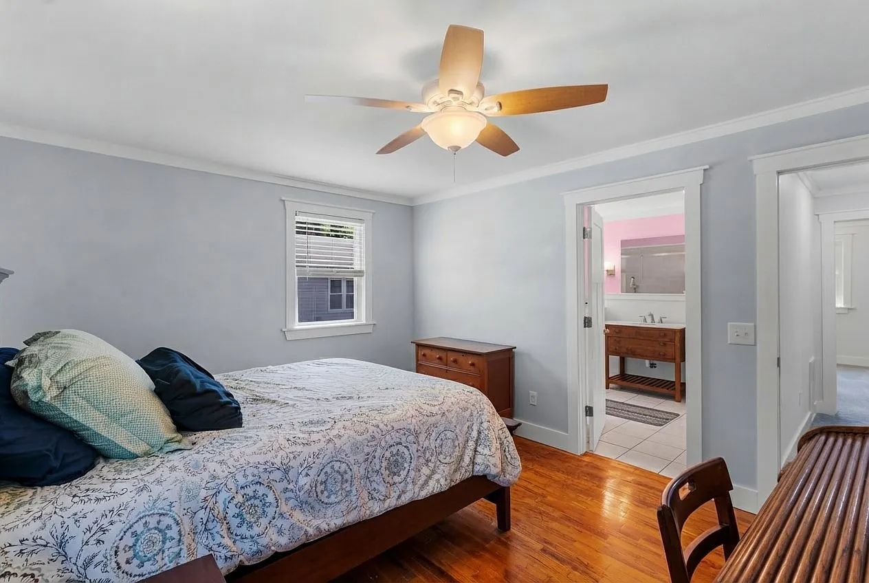 Convenient to downtown Southport — Photo 4