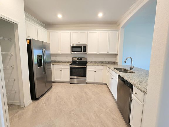 4th image of 1738 Alameda Dr