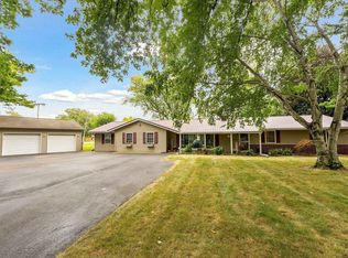 413 E Pickwick Dr, Syracuse, IN 46567