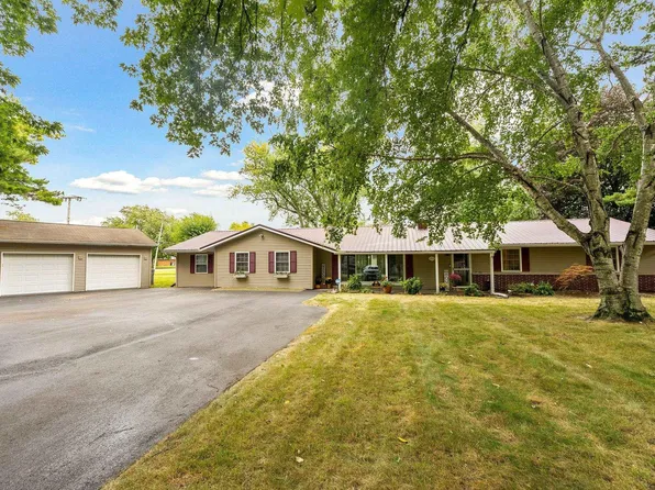 413 E Pickwick Dr, Syracuse, IN 46567