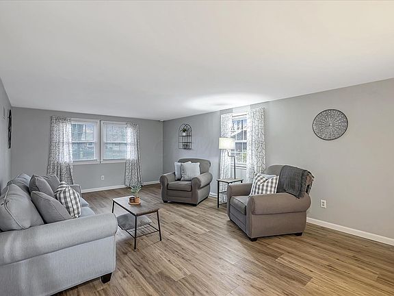4th image of 1055 Champagne Dr