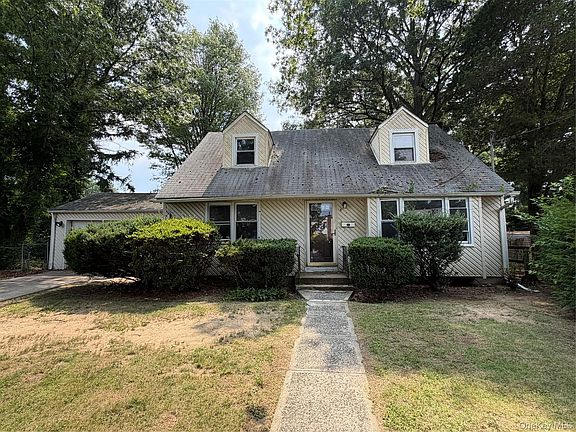 2nd image of 495 Rose Avenue
