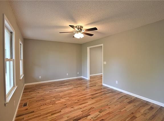 3rd image of 809 Hillsfarm St NE