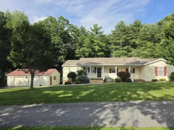 831 Country Club Dr, Beaver, WV 25813
