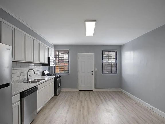 3rd image of 2427 Washington Blvd