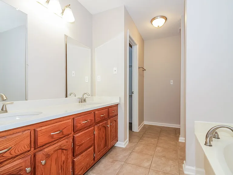 824 W East Ross Pkwy — Photo 9