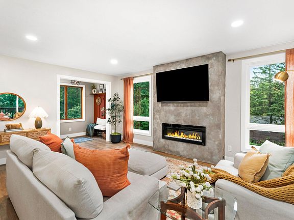 5th image of 326 Bellis St