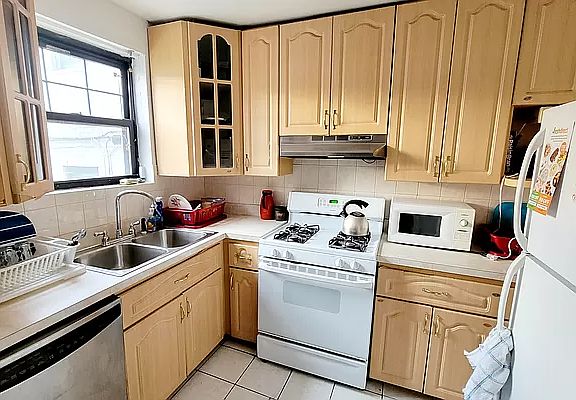 3rd image of 69-33 136th St APT A