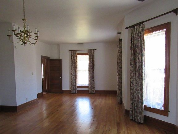 4th image of 219 Montgomery Ave