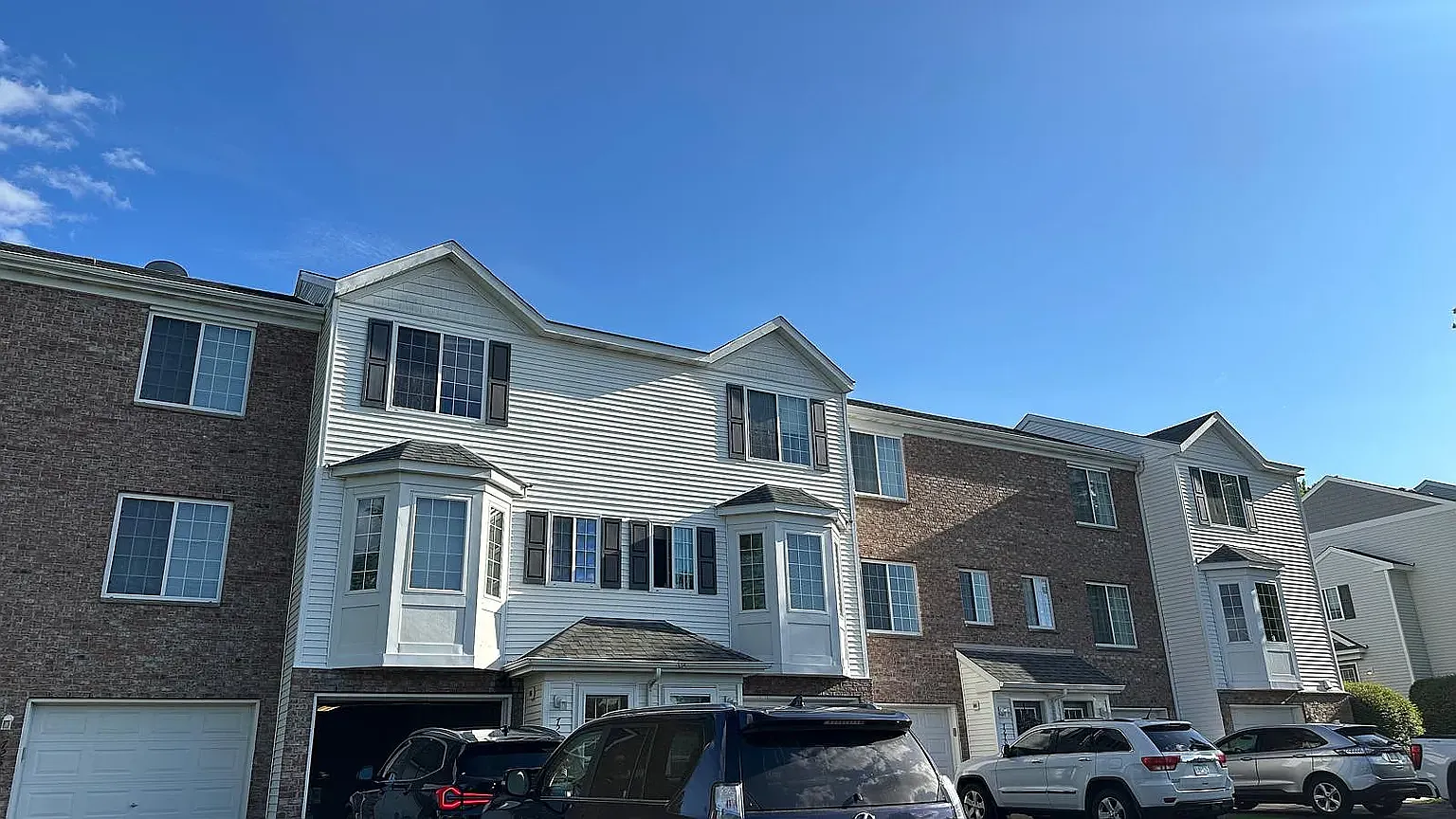 2 bed, 1.5 bath, 1040 sqft, $2,045 — Photo 1