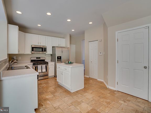 4th image of 3 Silverthorn Ct