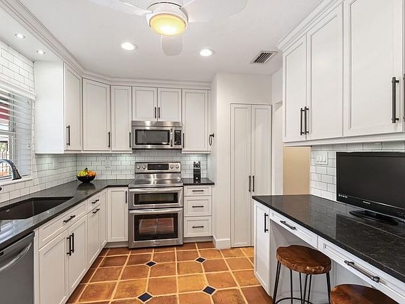 5th image of 11100 NW 21st Street