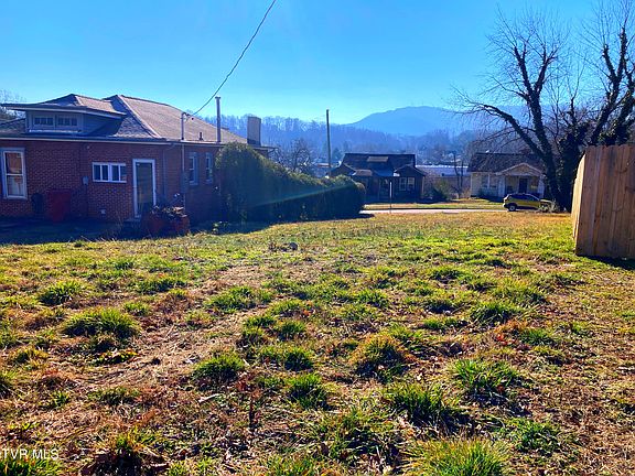 4th image of 302 Highland Ave