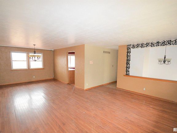 3rd image of 2818 W Fountaindale Dr