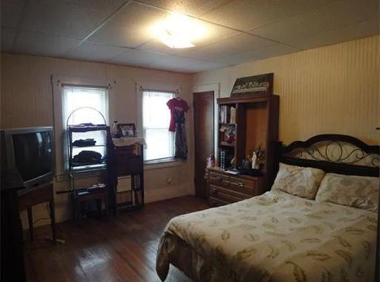 5 bed, 1900 sqft, $3,050 — Photo 1