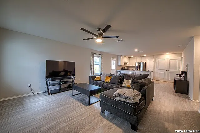 3 bed, 2.0 bath, 1276 sqft, $1,500 — Photo 4