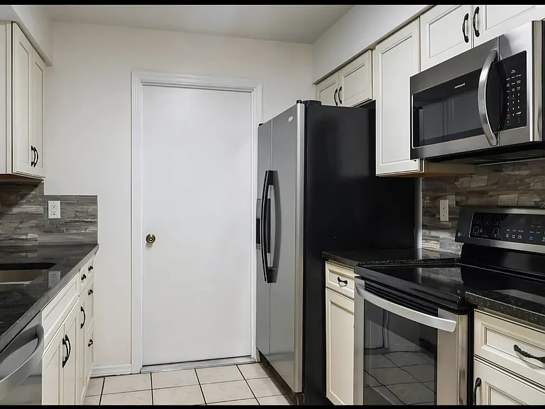 4465 NE 34th Ct — Photo 3