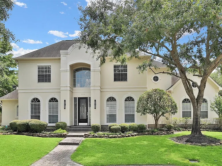 1715 Cottage Landing Ln — Photo 1