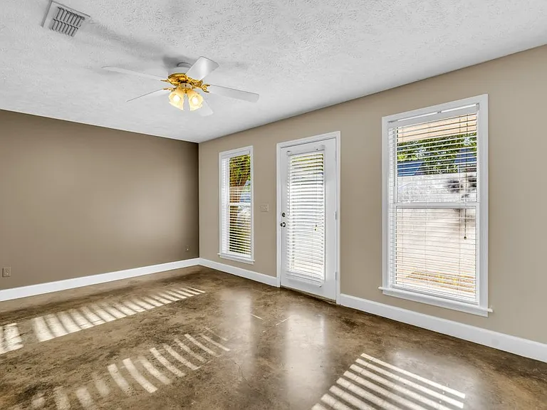112 W Gillespie St #F — Photo 10