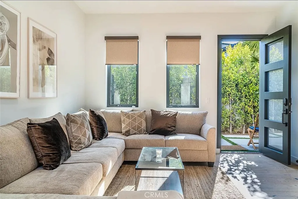 2 bed, 3.5 bath, 1476 sqft, $8,000 — Photo 2