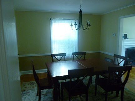 Dining room (with table)