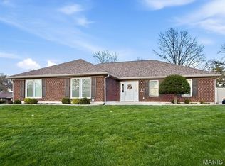 16 Nicolet Dr, Manchester, MO 63011