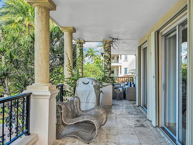 19227 Fisher Island Dr #19227 — Photo 35