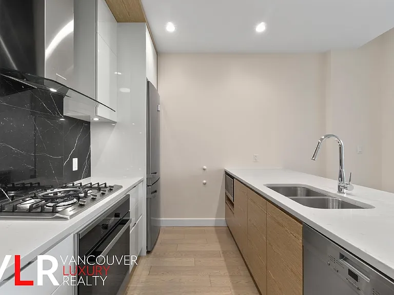 6733 Cambie St #303 — Photo 4