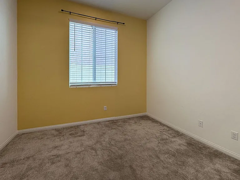 1685 Camellia Ln — Photo 11