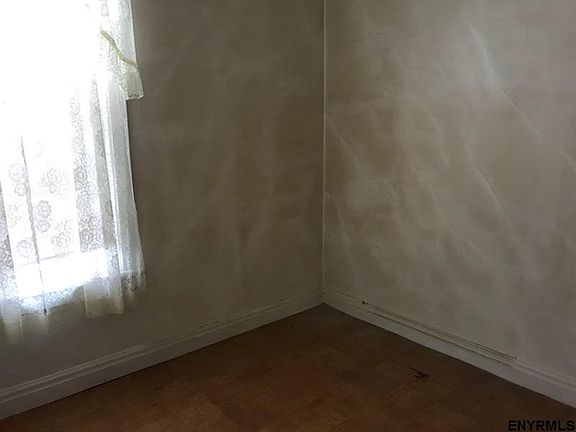 5th image of 82 Ontario St