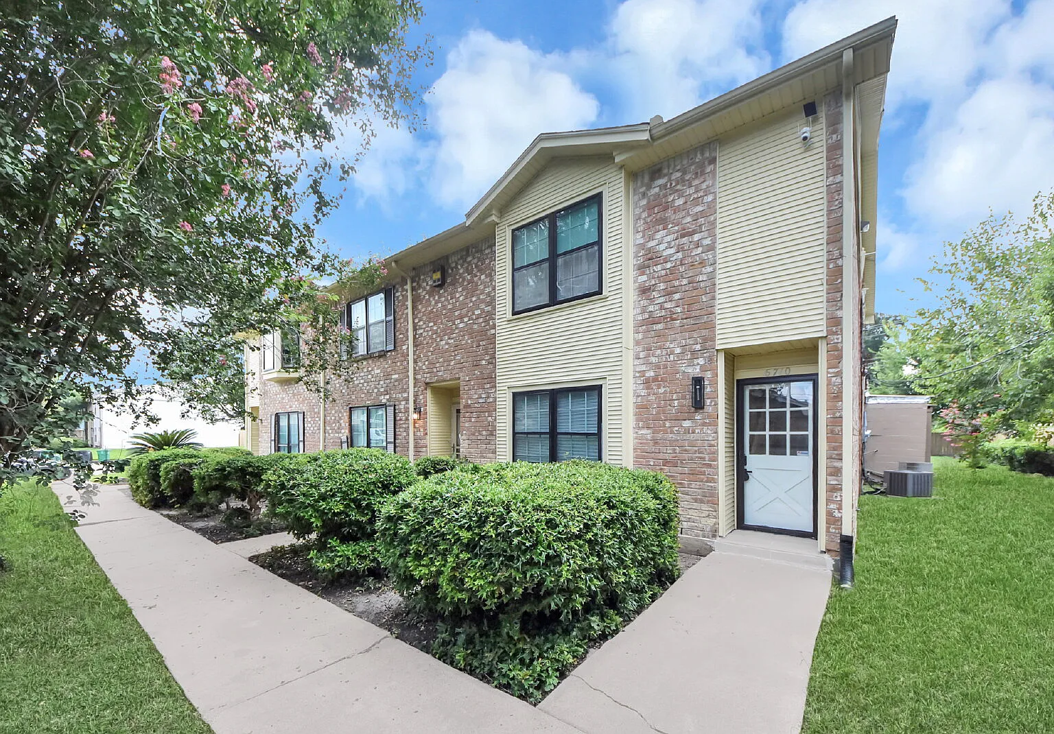 2 bed, 2.5 bath, 1600 sqft, $1,800 — Photo 2