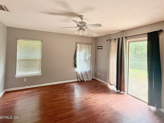 5th image of 135 SORREL Street