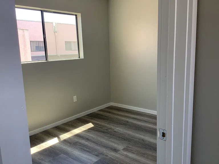 4576 Florence Ave — Photo 15