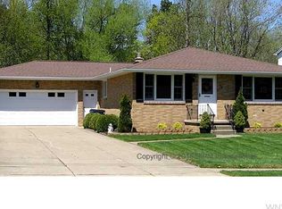 110 Hollybrook Dr, Williamsville, NY 14221