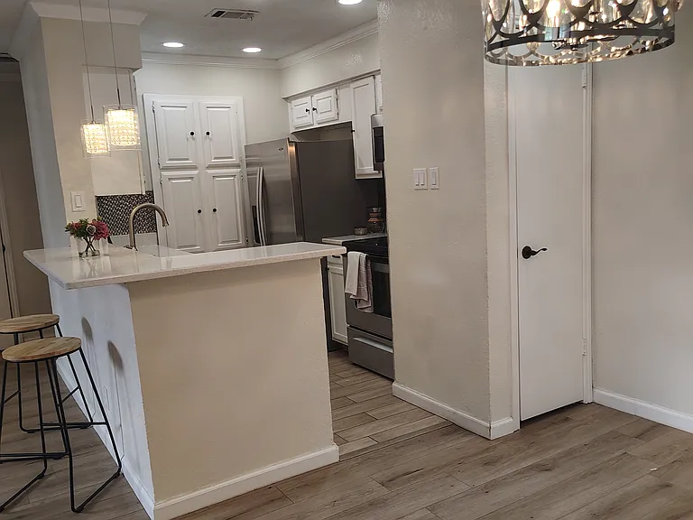 Spacious dining room with elegant programming lamp!