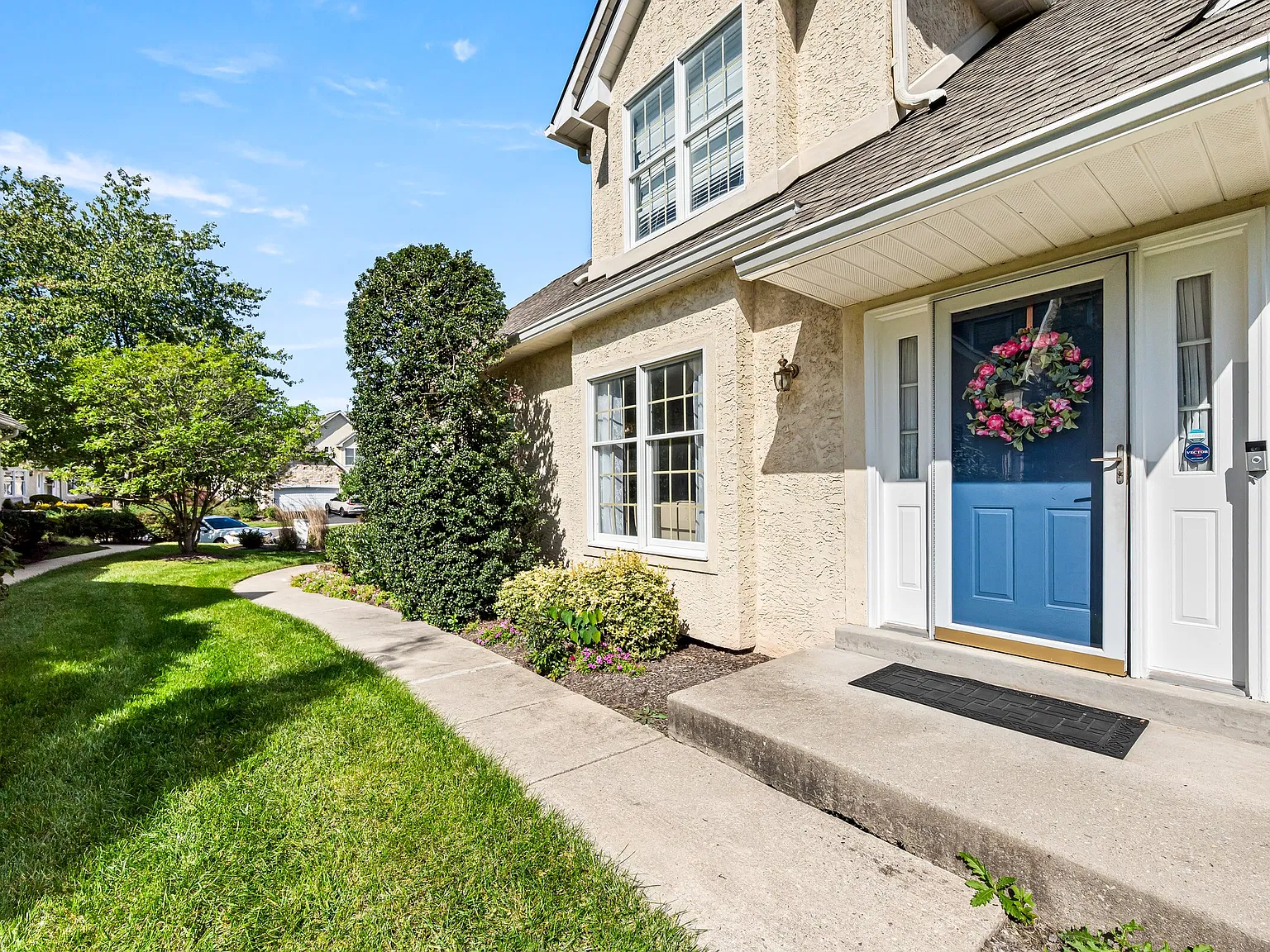 Spacious 5-Bedroom Carriage Home in Gated Blue Bell Country Club — Photo 3