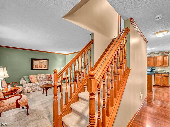 5th image of 218 Simon Ln
