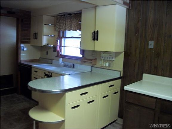 2nd image of 662 Park Ave