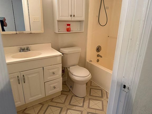 5th image of 2000 Silver Oaks Dr