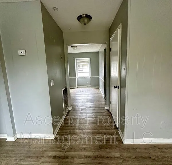 2410 Lyndon Ave #8 — Photo 3