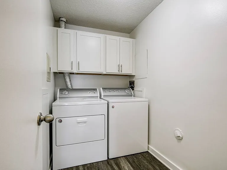 Castlewood Apartments — Photo 7