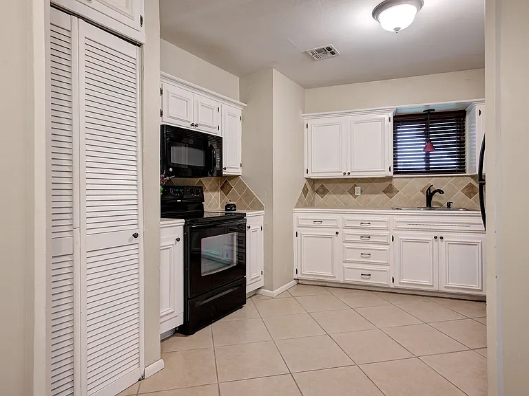 4616 N Harvey Pkwy — Photo 10