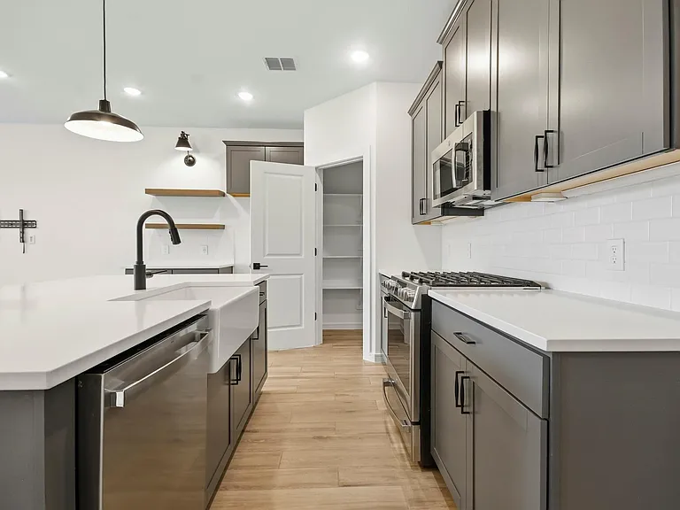 8427 Bay Ridge Cir — Photo 3
