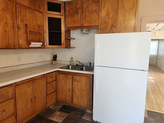 3rd image of 102 Church St