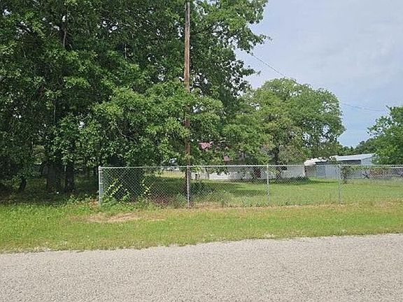 3rd image of 517 Sandy Oaks Rd