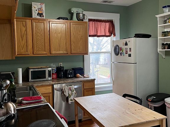 4th image of 462 1/2 King Ave
