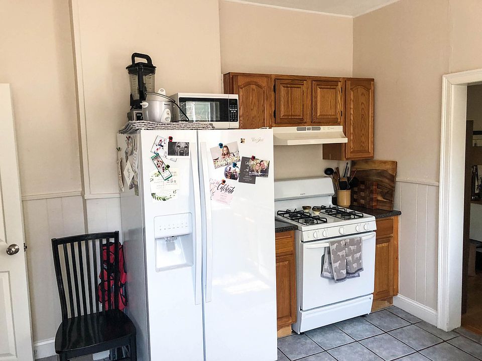 MODERN Eat-in KITCHEN!